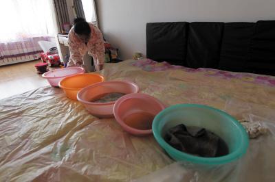 郴州楼上漏水，住户失联，小区没物管，业主维权难！律师来支招……